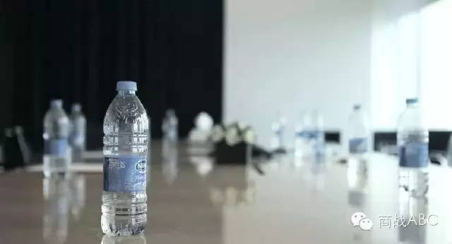 最成功的礦泉水包裝營銷：只賣半瓶水，銷量卻提高652%